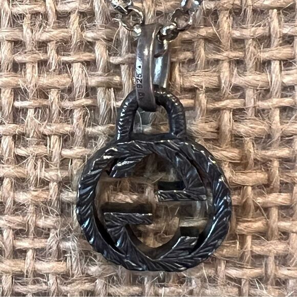 Gucci Silver Minimalist Necklace with Textured Pendant - Picture 3 of 5